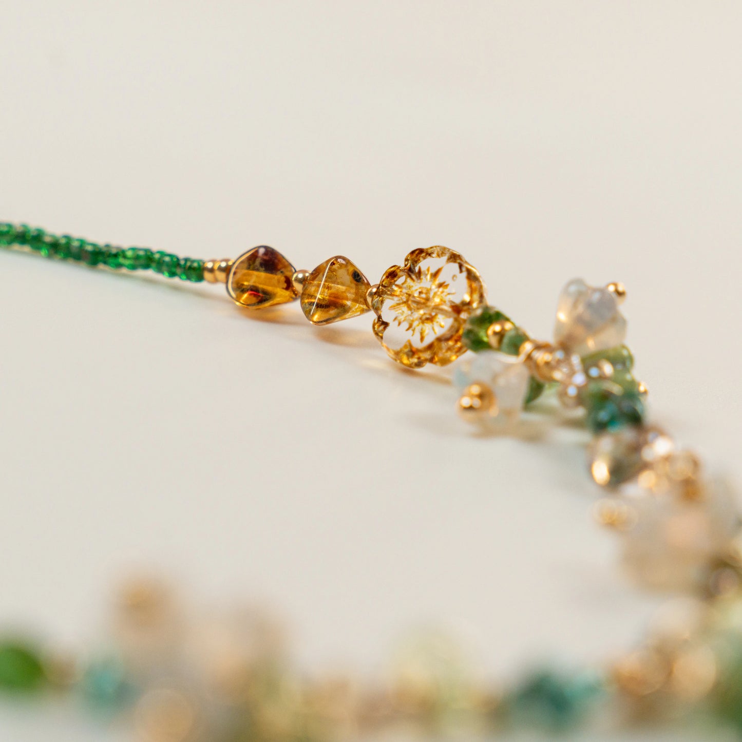 Kralenketting met bosgroene druppelkralen