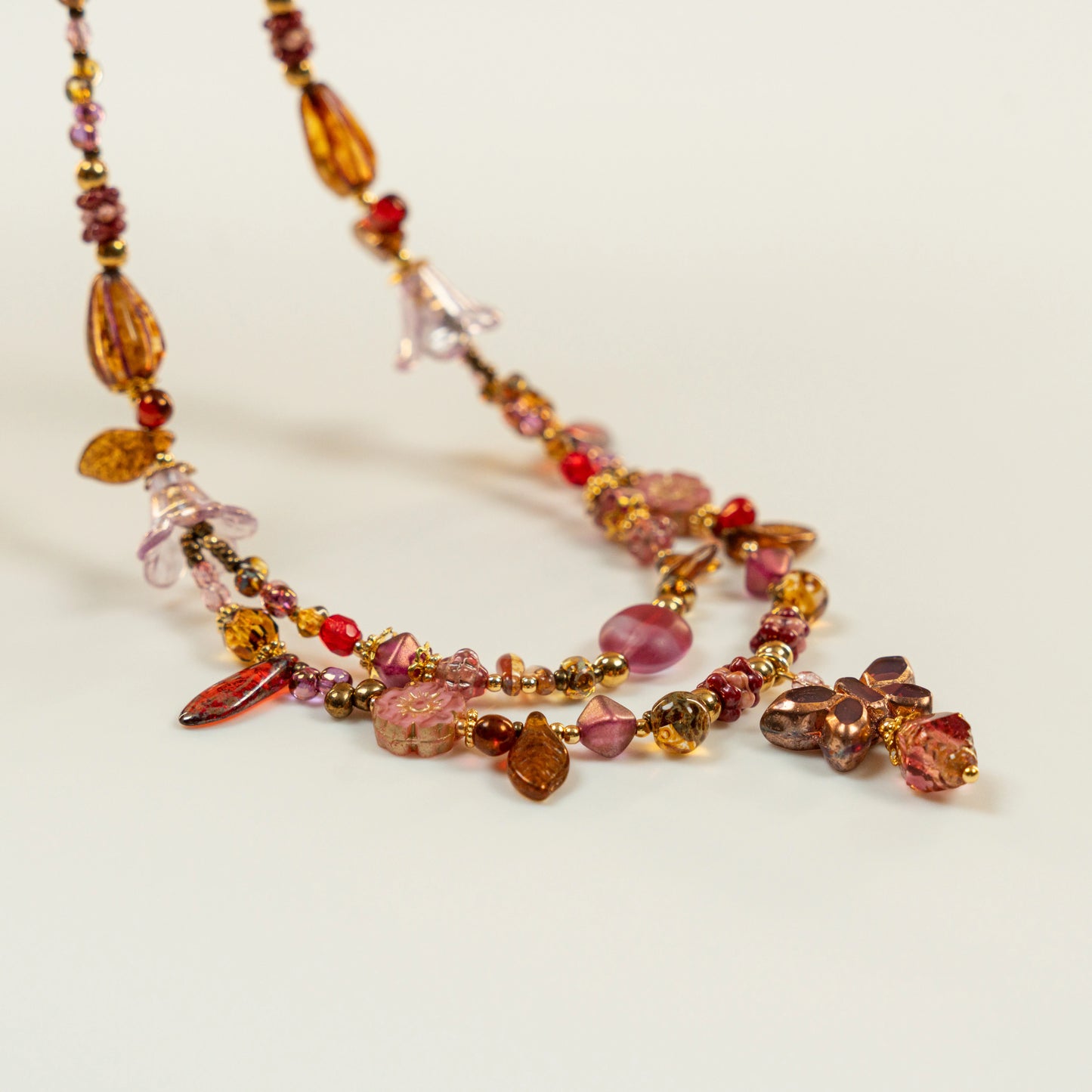 Dubbele kralenketting met fuchsia vlindervormige