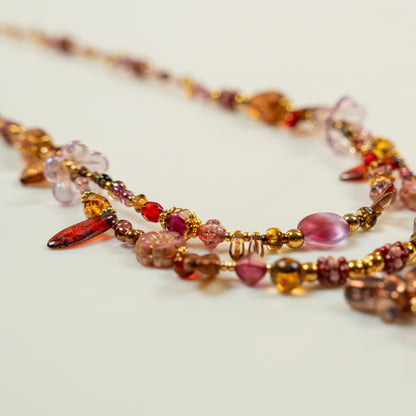 Dubbele kralenketting met fuchsia vlindervormige