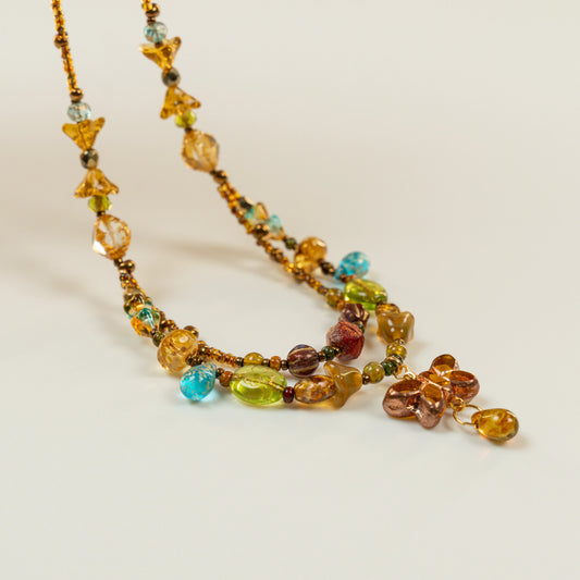 Dubbele kralenketting met amberkleurige vlindervormige