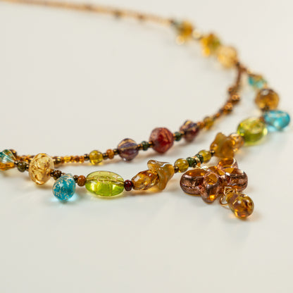 Dubbele kralenketting met amberkleurige vlindervormige