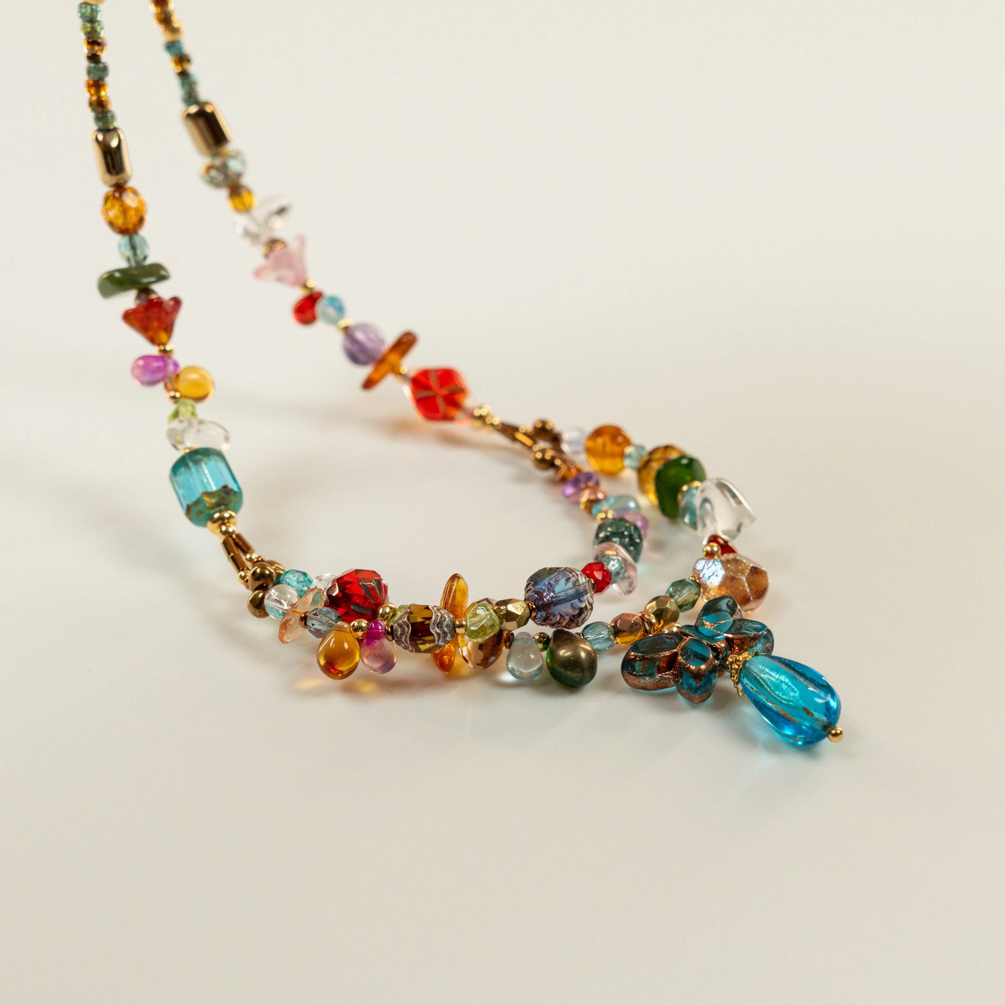 Dubbele kralenketting met blauwe vlindervormige