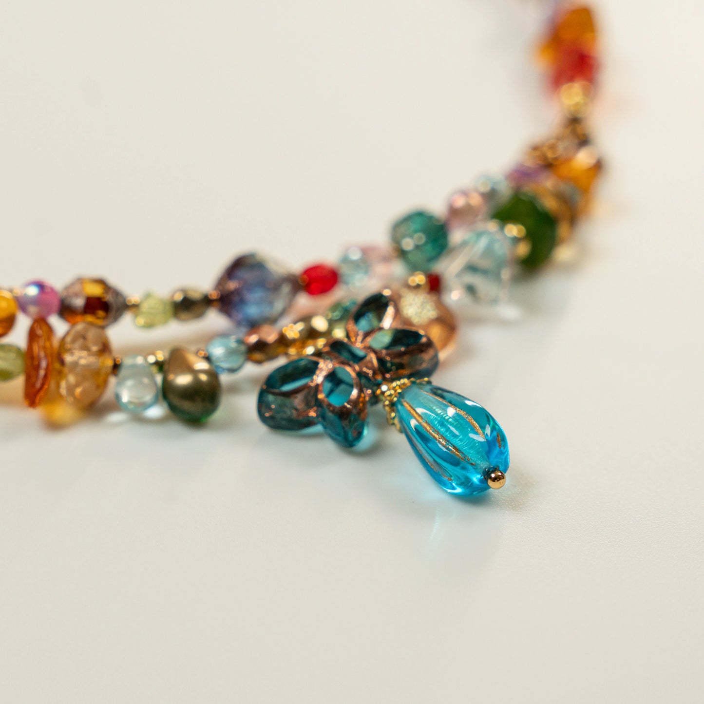 Dubbele kralenketting met blauwe vlindervormige