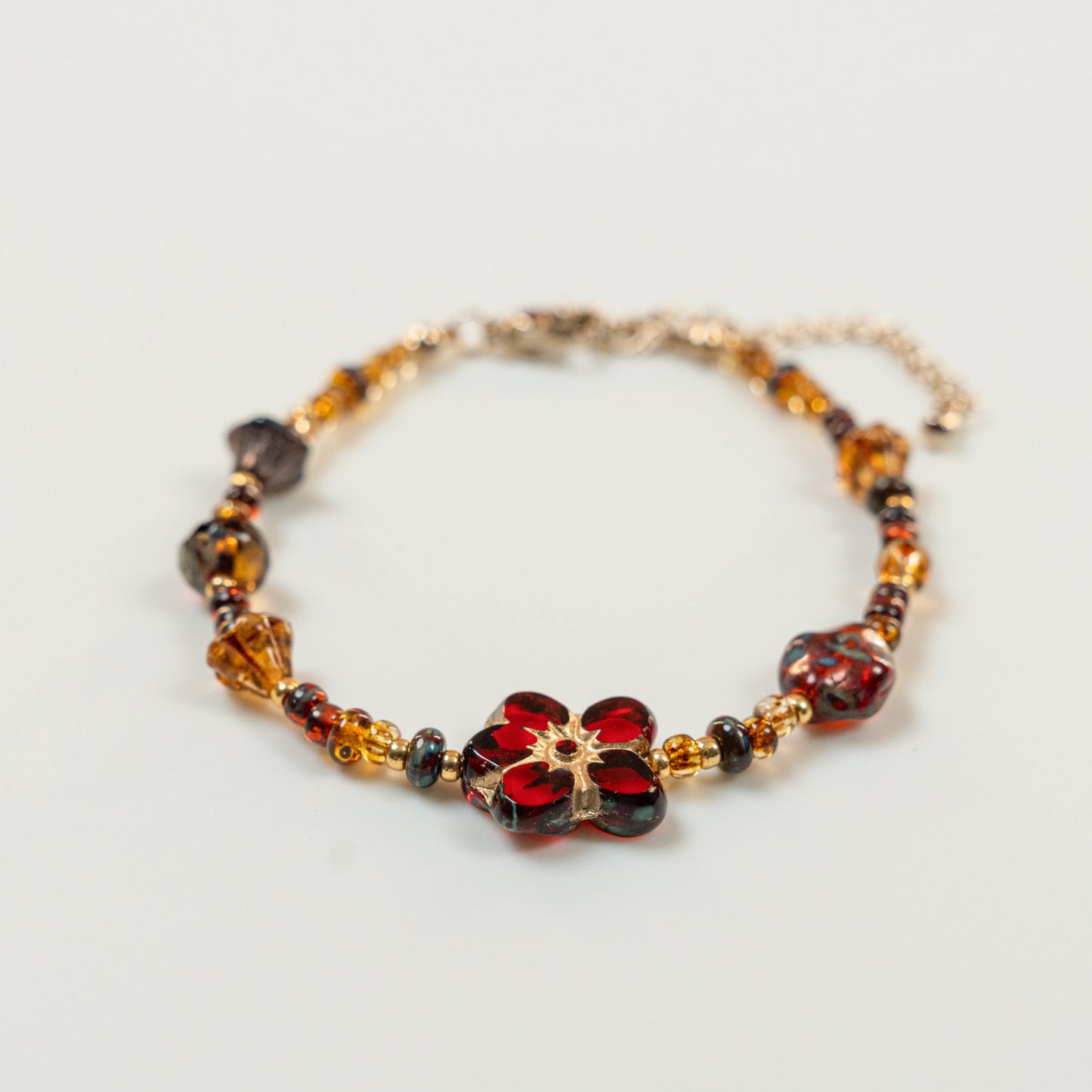 Kralenarmband met rode bloem