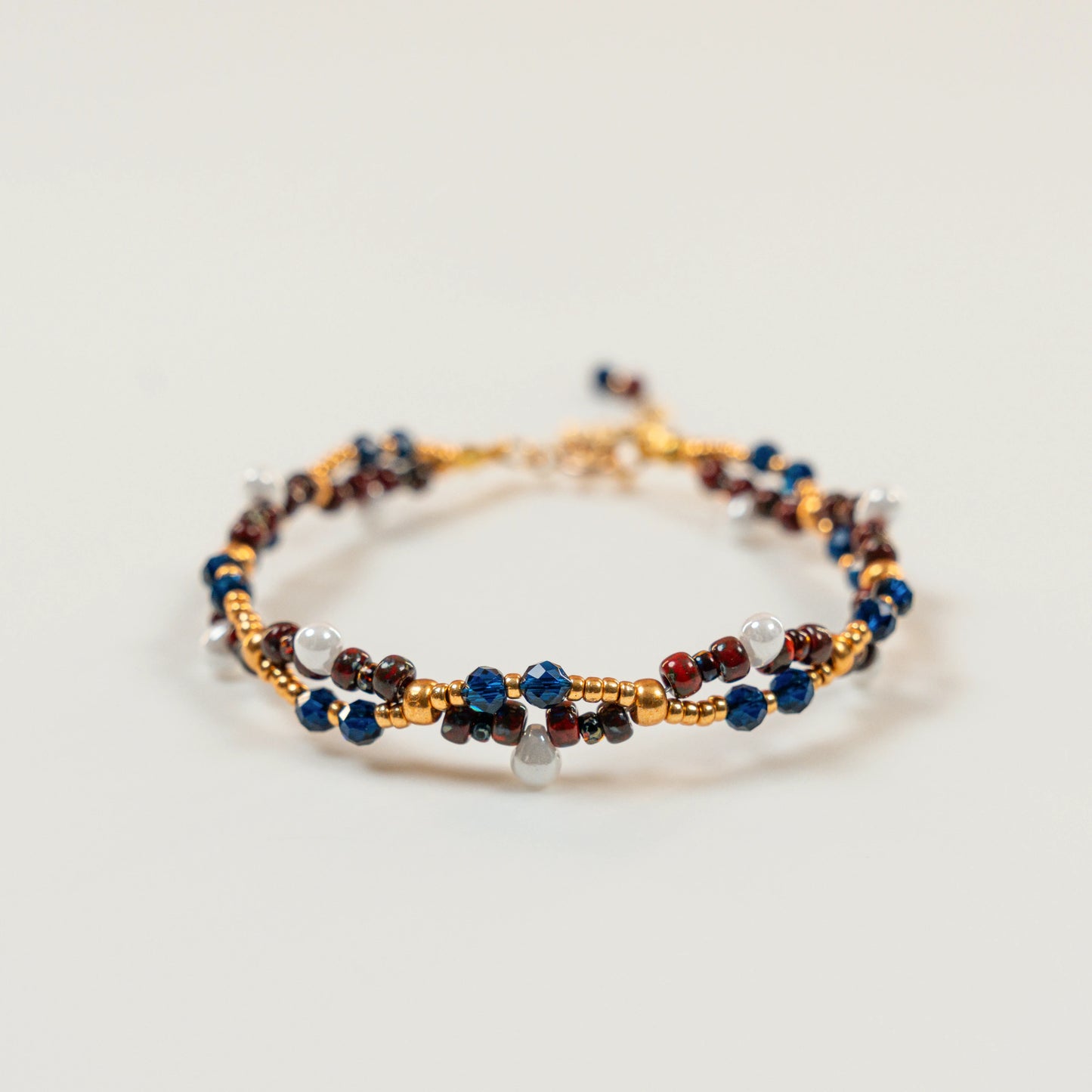 Kralenarmband van lapis lazuli, gevlochten ontwerp