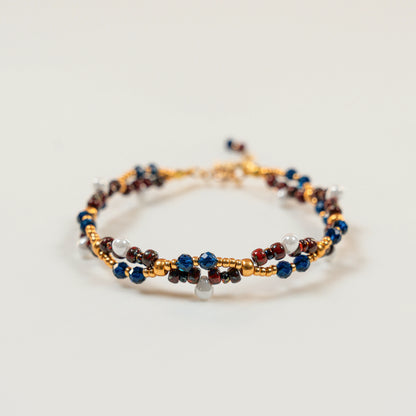 Kralenarmband van lapis lazuli, gevlochten ontwerp