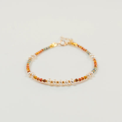 Kralenarmband met regenboogkleurige kralen en parels