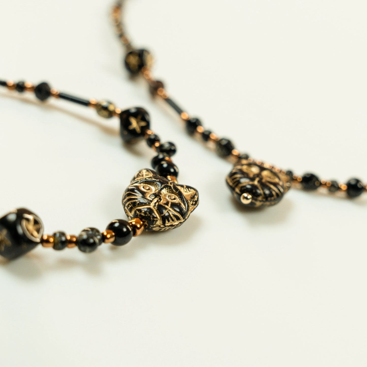 Kralenarmband met zwarte agaat en katkraal