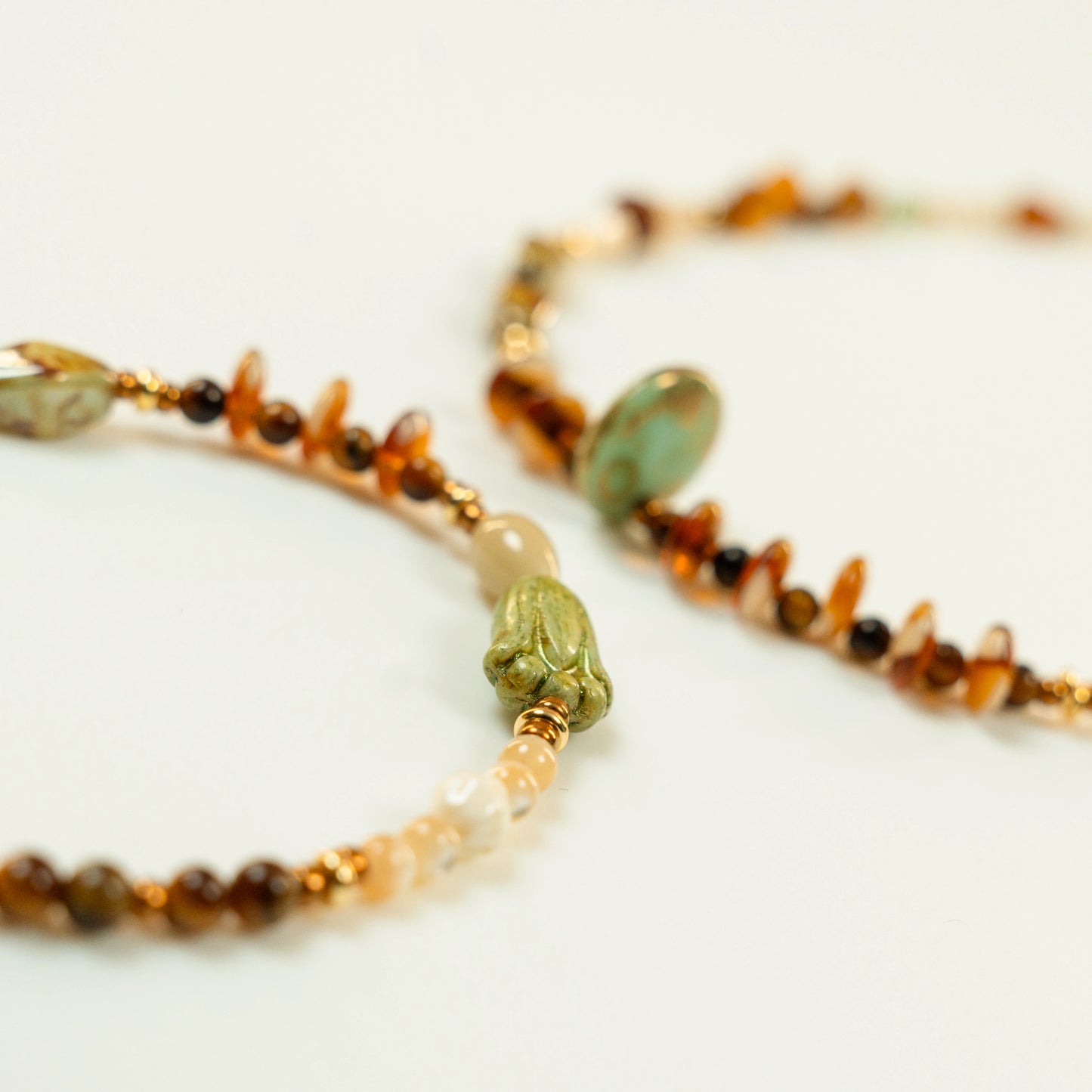 Kralenarmband met tijgeroog geïnspireerd op rozemarijn