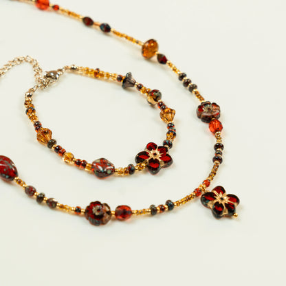 Kralenketting met rode bloem