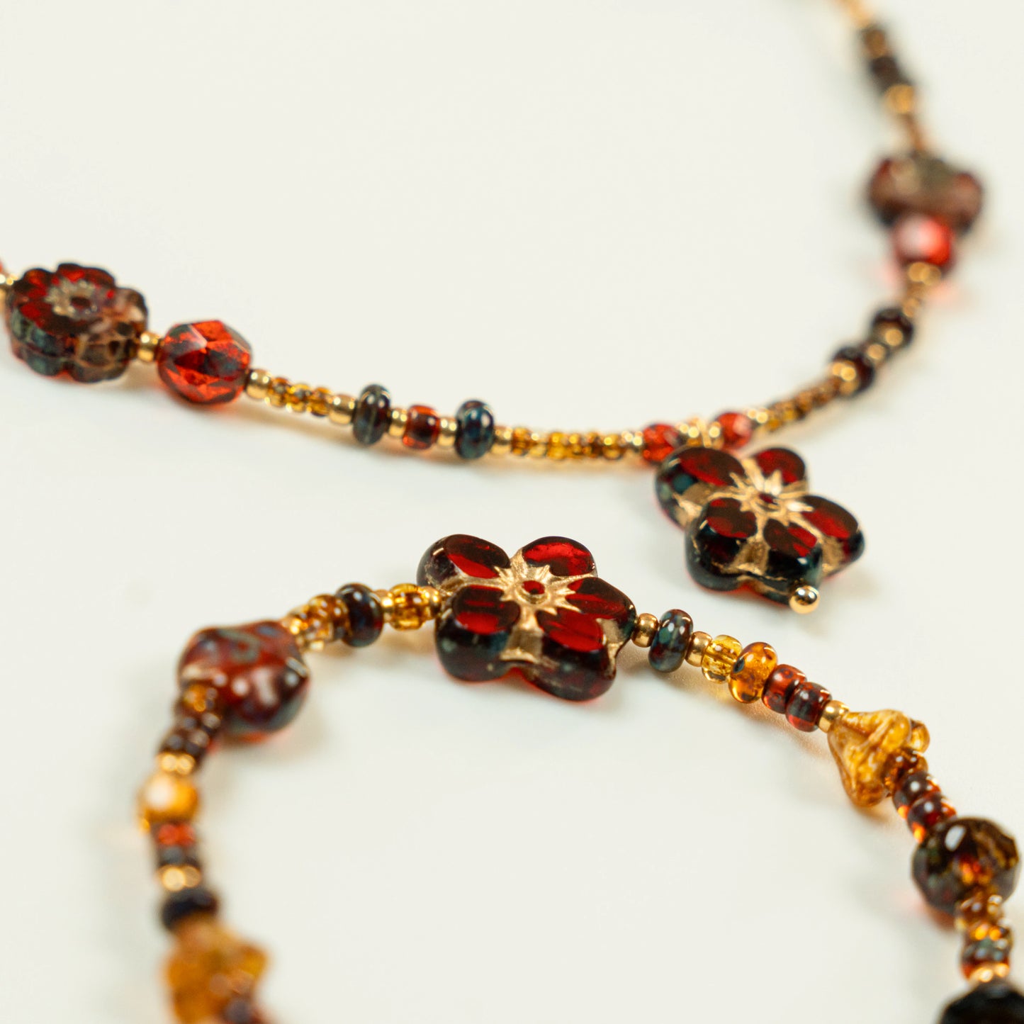 Kralenketting met rode bloem