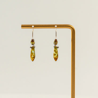 Kraaltjes oorbellen met zilveren oorringen en zwaardvormige kralen