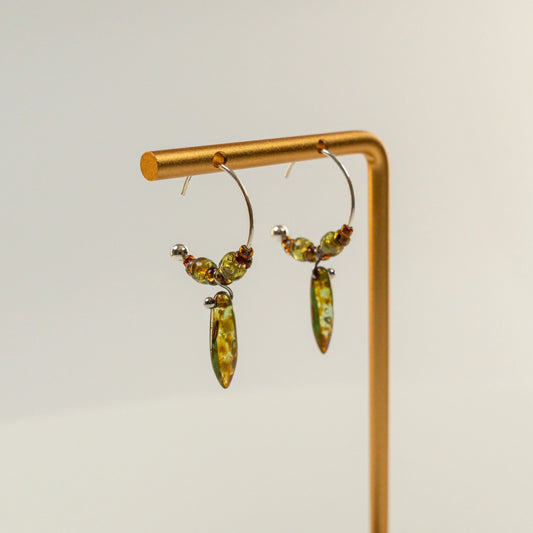 Kraaltjes oorbellen met zilveren oorringen en zwaardvormige kralen