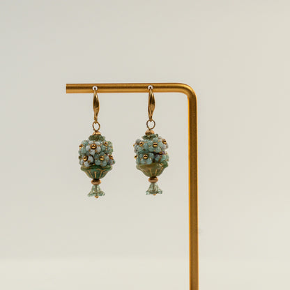 Kraaltjes oorbellen in de vorm van een boeket