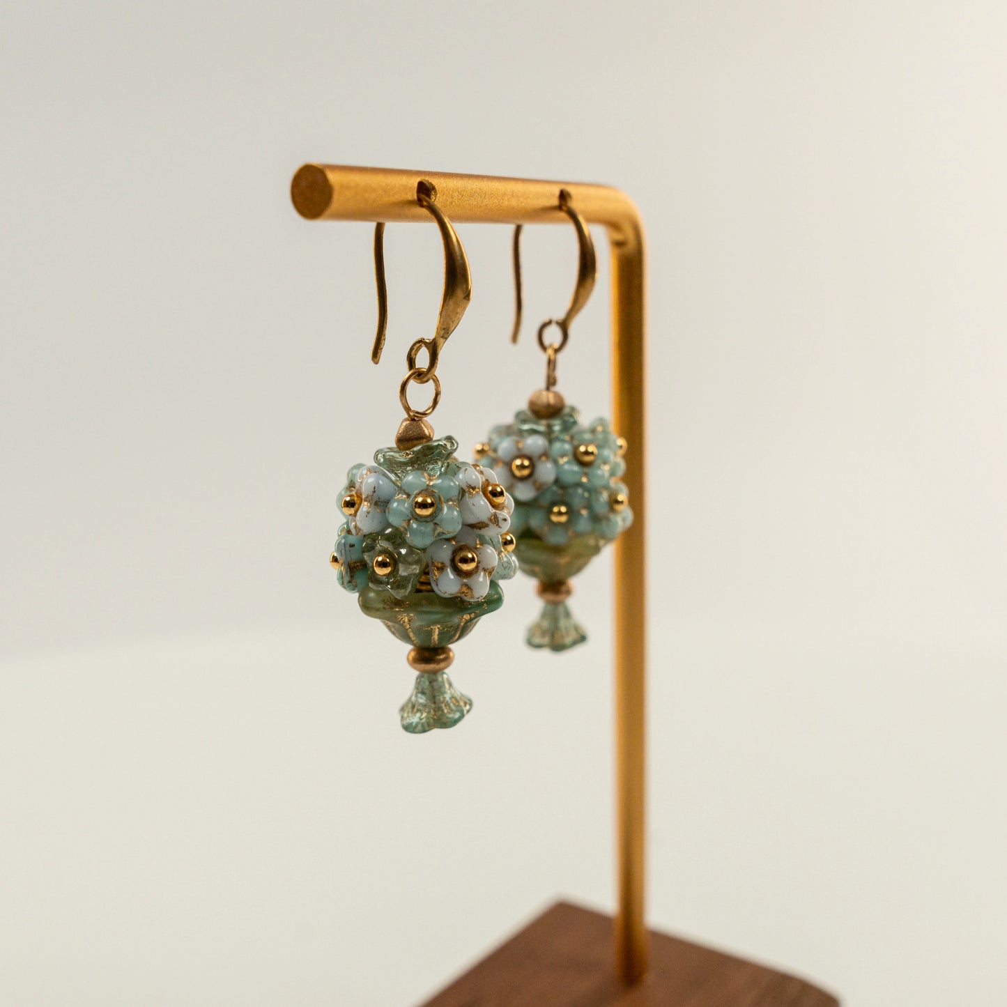 Kraaltjes oorbellen in de vorm van een boeket