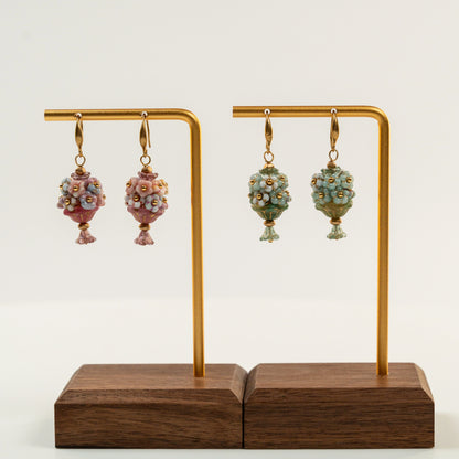 Kraaltjes oorbellen in de vorm van een boeket