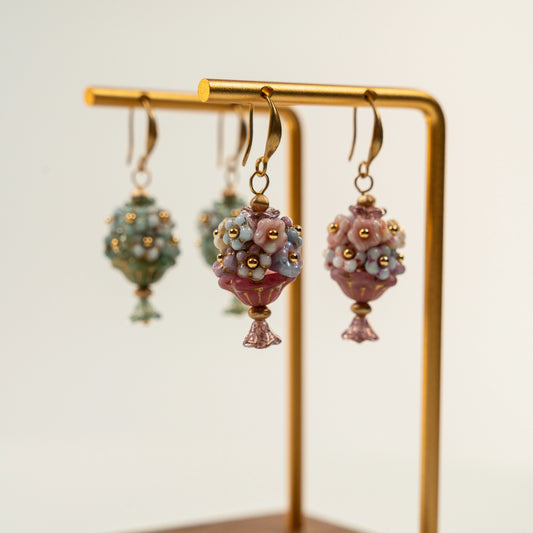 Kraaltjes oorbellen in de vorm van een boeket