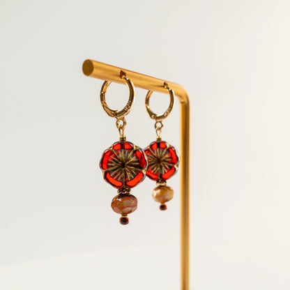 Kraaltjes oorbellen met rode bloem