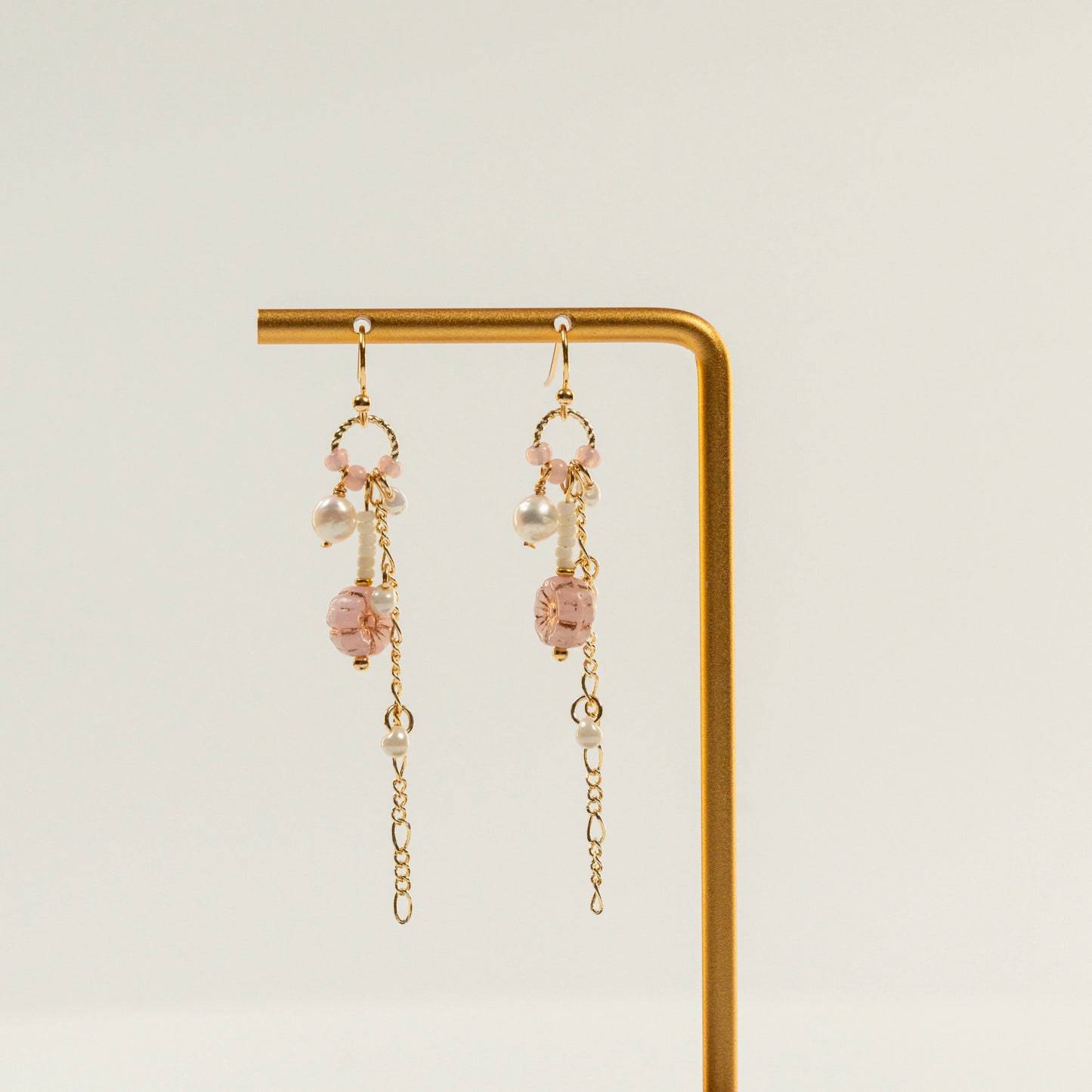 Kraaltjes oorbellen met lange ketting, bloem en parels