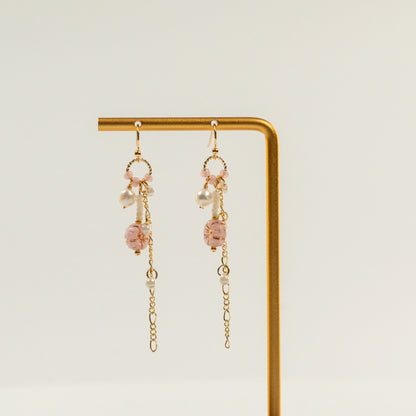 Kraaltjes oorbellen met lange ketting, bloem en parels