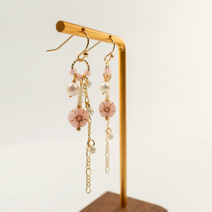 Kraaltjes oorbellen met lange ketting, bloem en parels