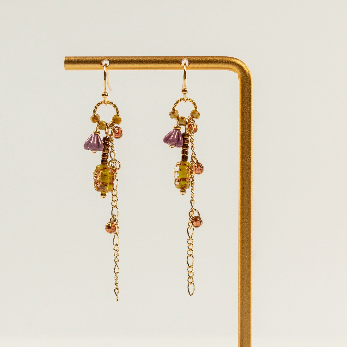 Kraaltjes oorbellen met lange ketting, bloem en parels