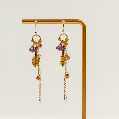 Kraaltjes oorbellen met lange ketting, bloem en parels