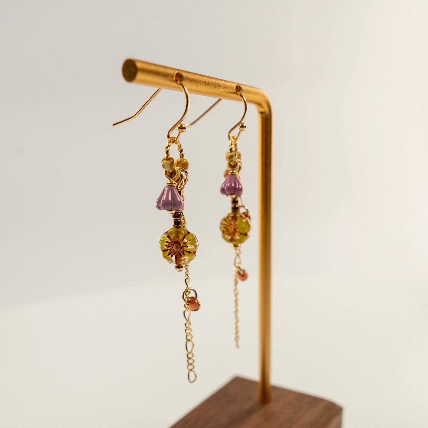 Kraaltjes oorbellen met lange ketting, bloem en parels