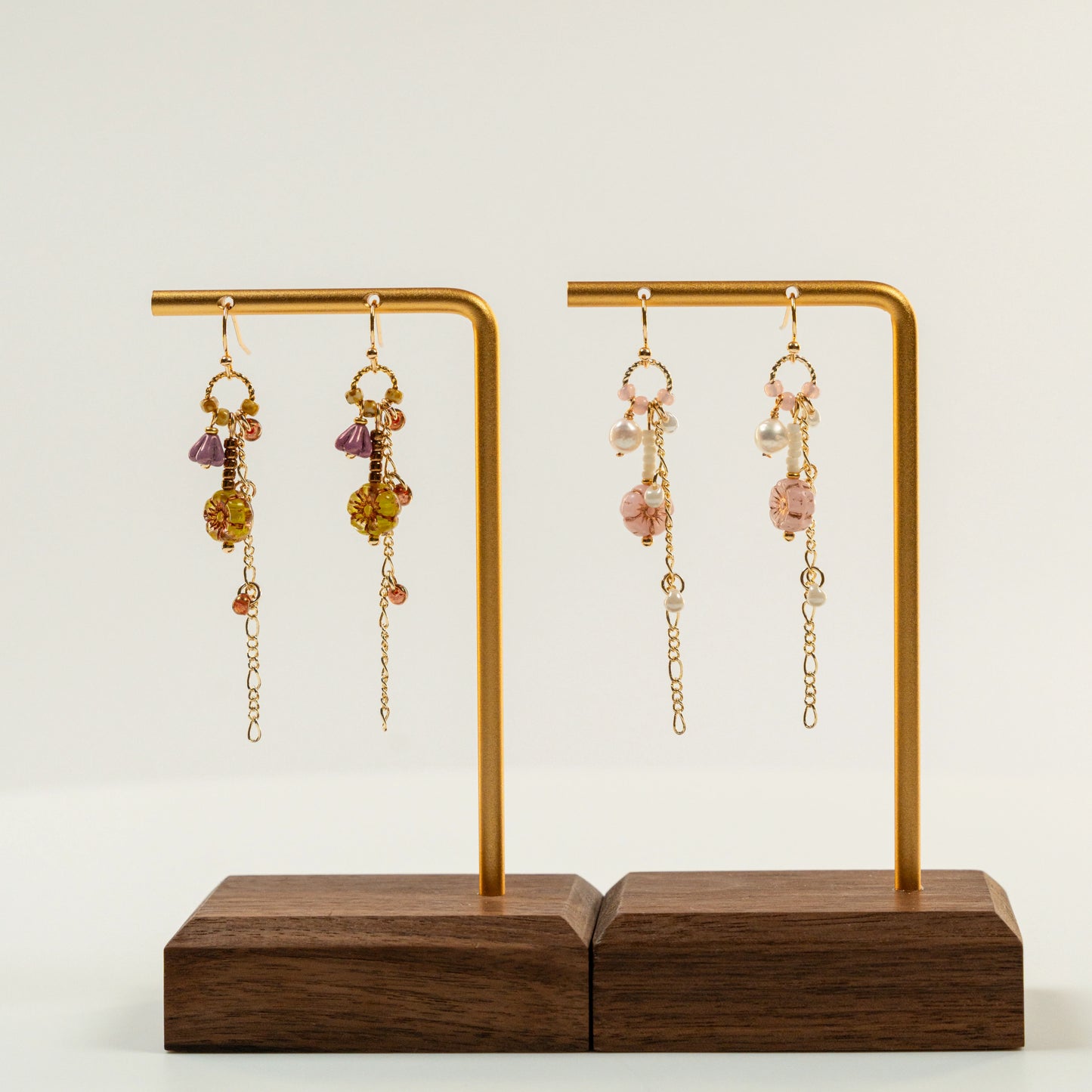 Kraaltjes oorbellen met lange ketting, bloem en parels