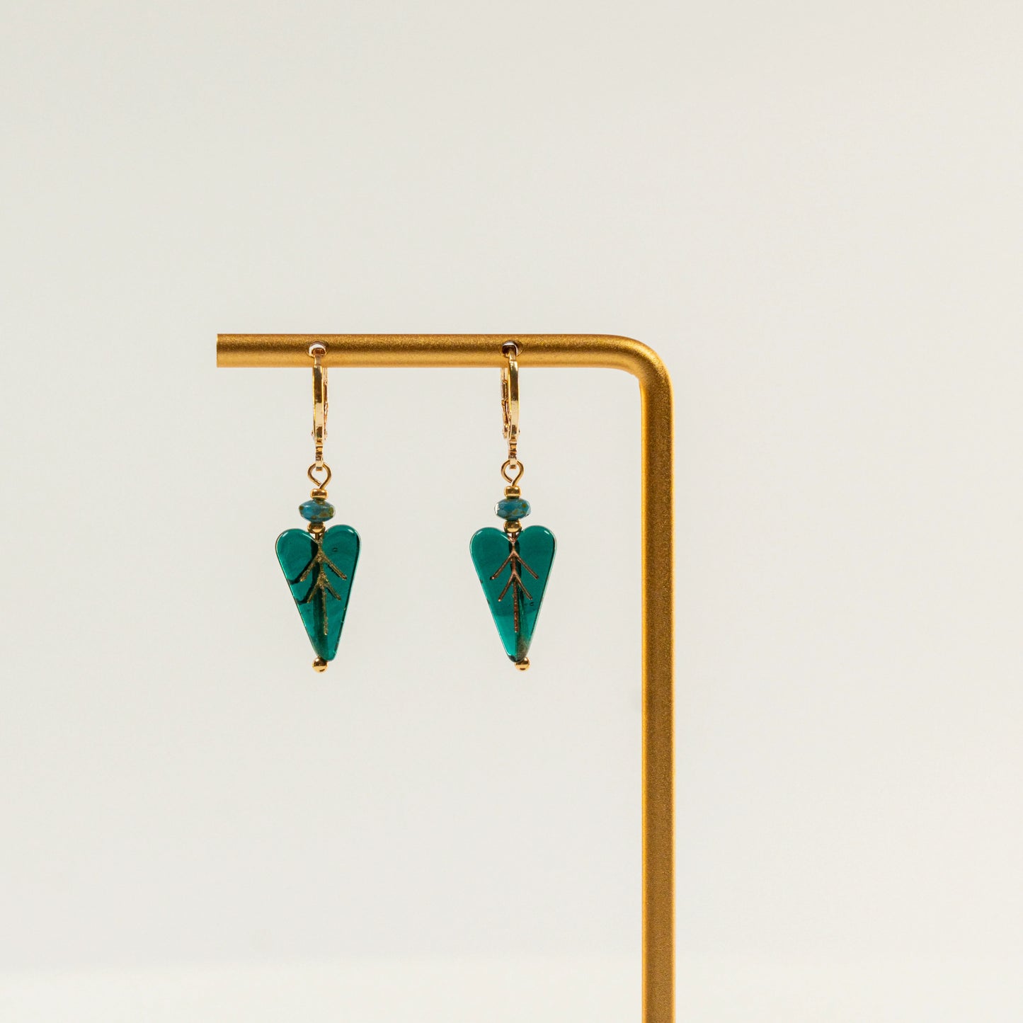 Kraaltjes oorbellen met hartvormige bladkraal