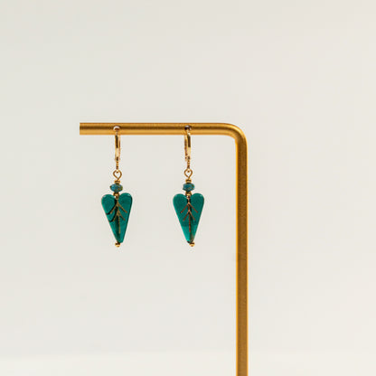 Kraaltjes oorbellen met hartvormige bladkraal