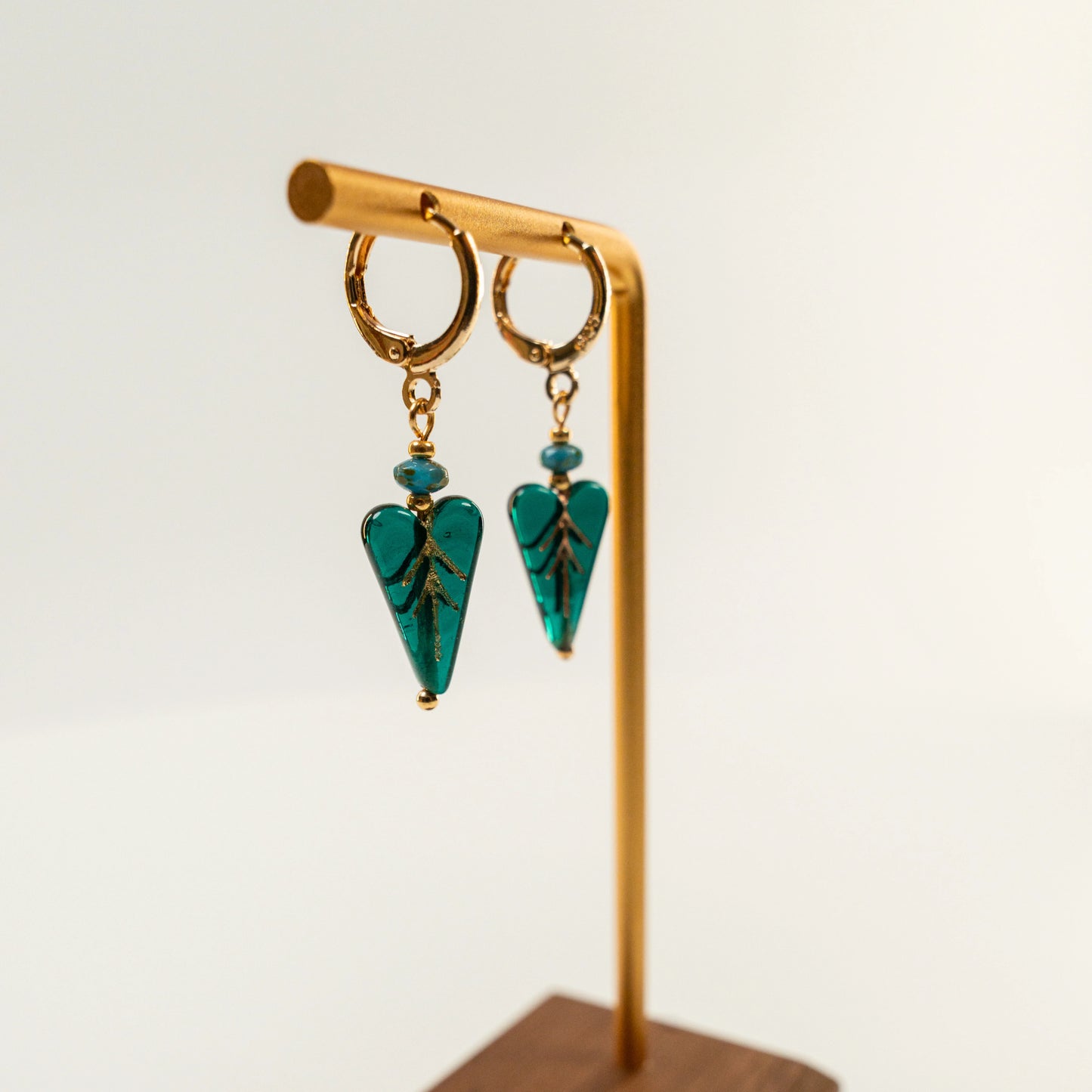 Kraaltjes oorbellen met hartvormige bladkraal