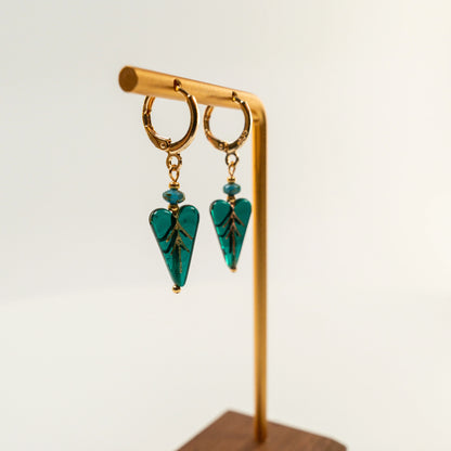 Kraaltjes oorbellen met hartvormige bladkraal