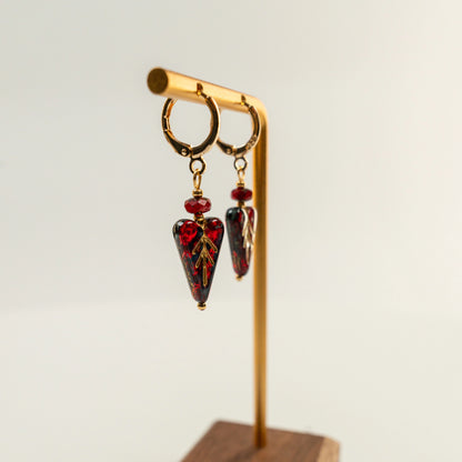 Kraaltjes oorbellen met hartvormige bladkraal