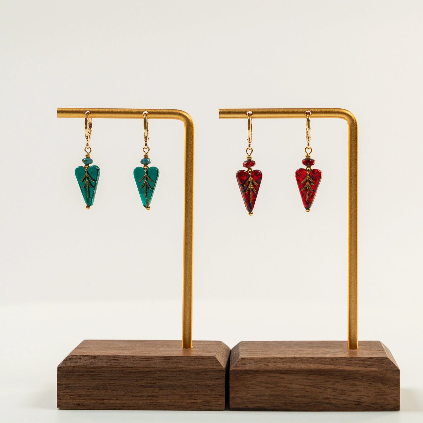 Kraaltjes oorbellen met hartvormige bladkraal