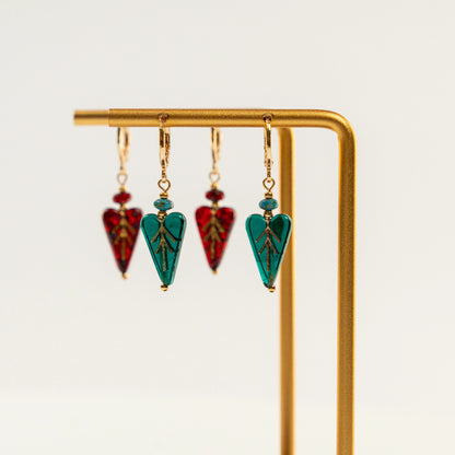 Kraaltjes oorbellen met hartvormige bladkraal