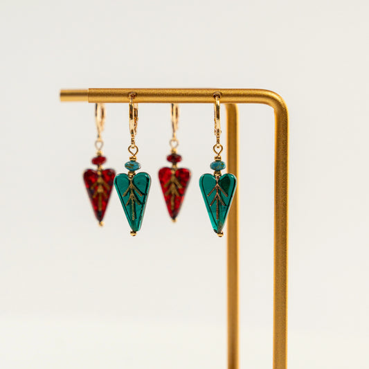 Kraaltjes oorbellen met hartvormige bladkraal