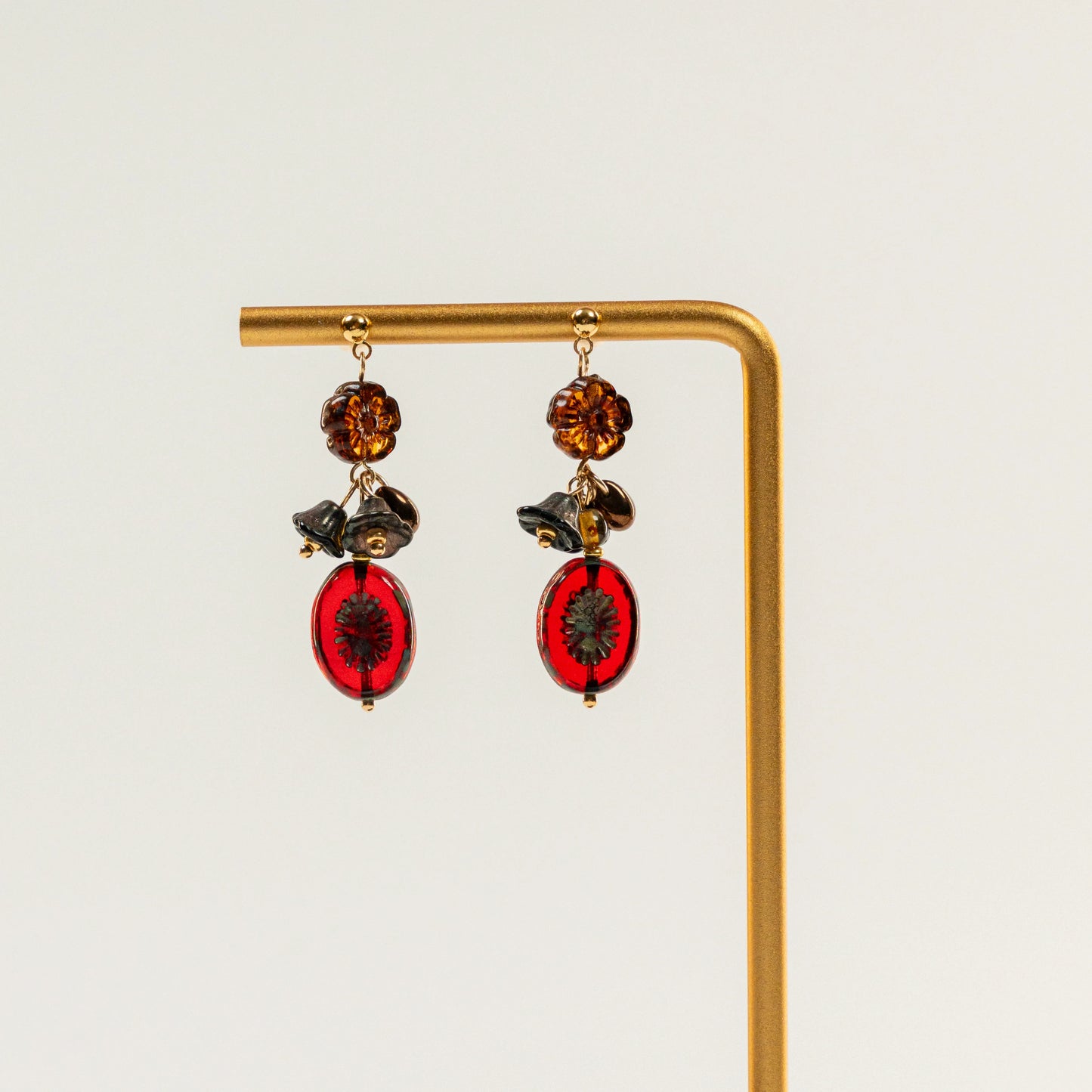 Kraaltjes oorbellen geïnspireerd op een rode klaproos