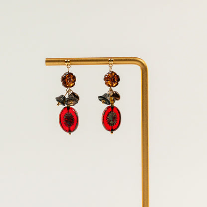 Kraaltjes oorbellen geïnspireerd op een rode klaproos