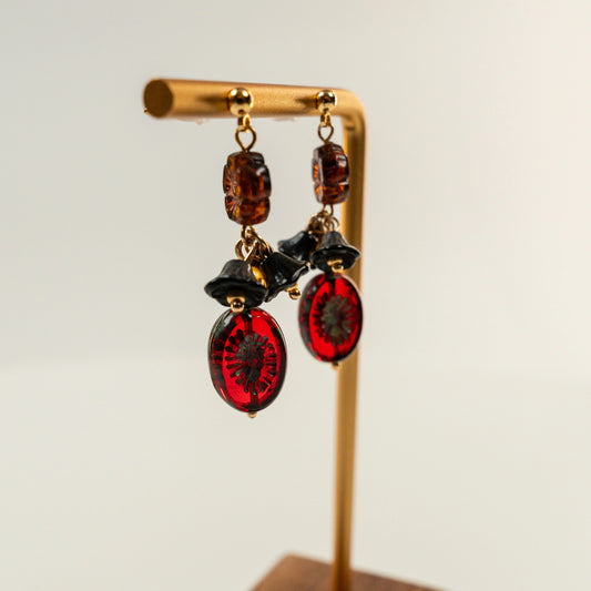 Kraaltjes oorbellen geïnspireerd op een rode klaproos