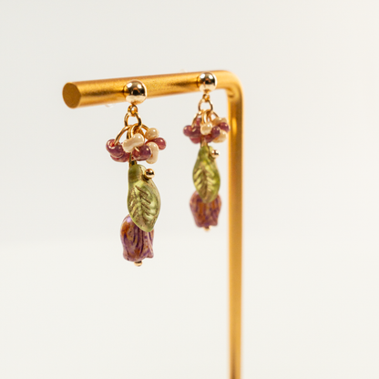 Tulpvormige kraaltjes oorbellen met paarse glaskralen