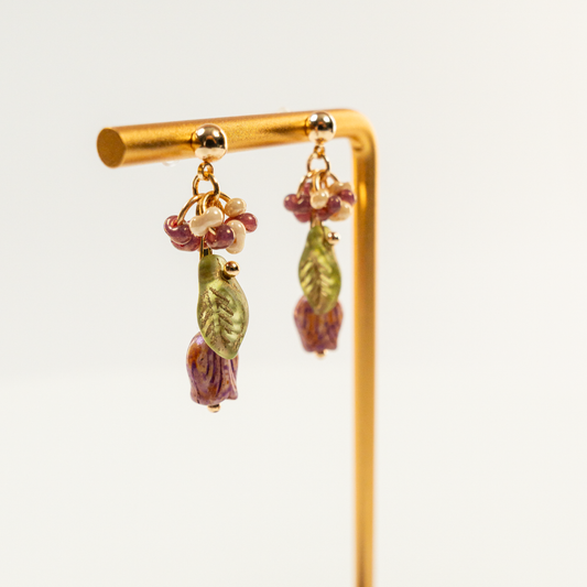 Tulpvormige kraaltjes oorbellen met paarse glaskralen