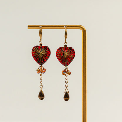 Kraaltjes oorbellen met donkerrode hartkraal en lange ketting