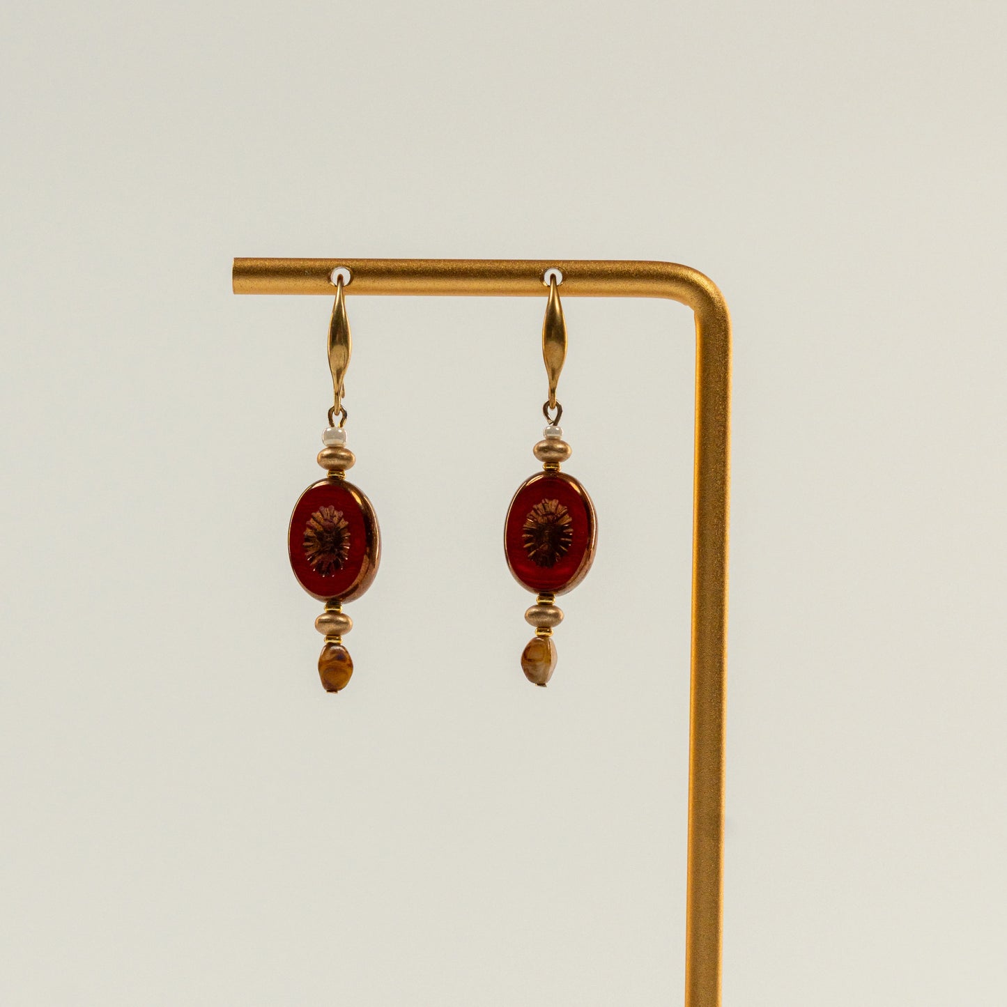 Kraaltjes oorbellen met rode kiwi-vormige kraal