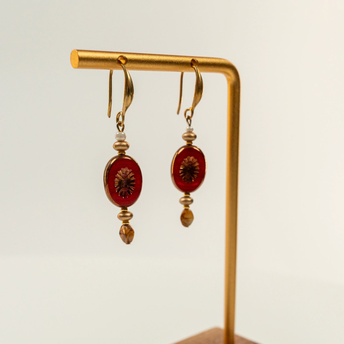 Kraaltjes oorbellen met rode kiwi-vormige kraal