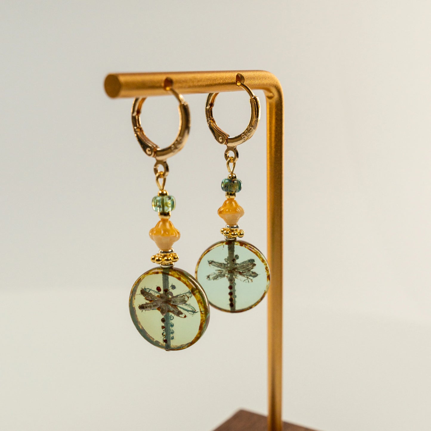 Kraaltjes oorbellen met libellevormige kralen