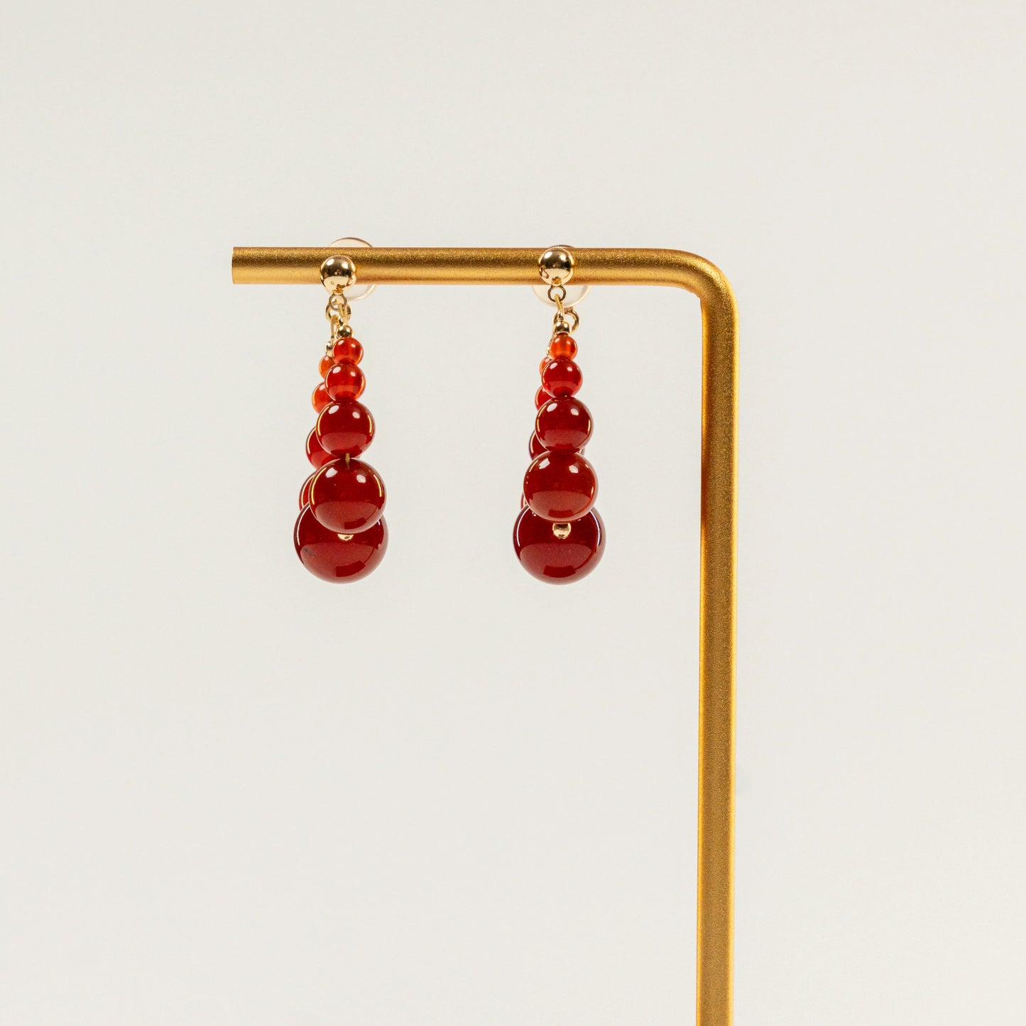 Kraaltjes oorbellen met rode agaat in cirkelvorm