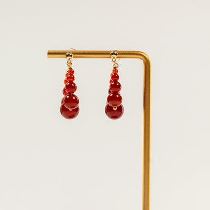 Kraaltjes oorbellen met rode agaat in cirkelvorm