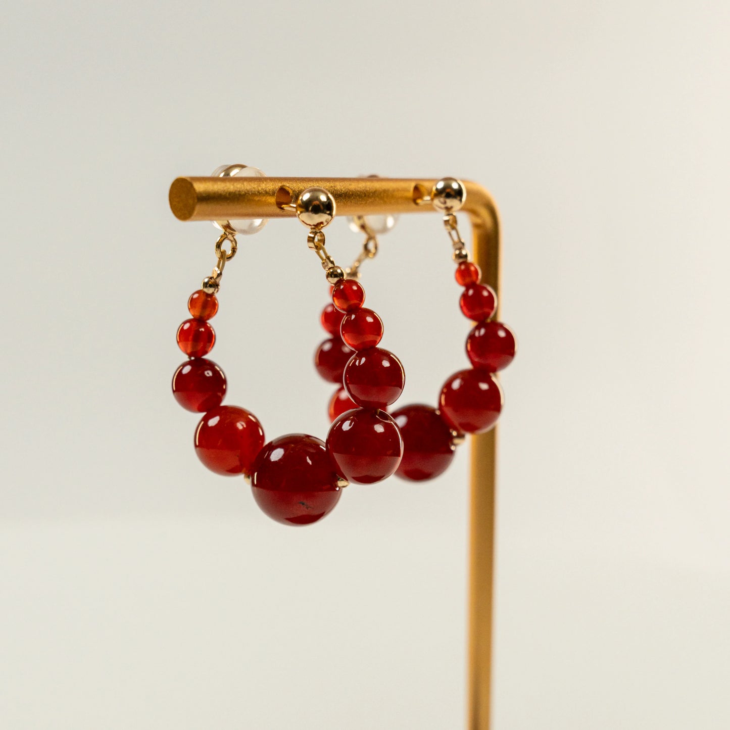 Kraaltjes oorbellen met rode agaat in cirkelvorm