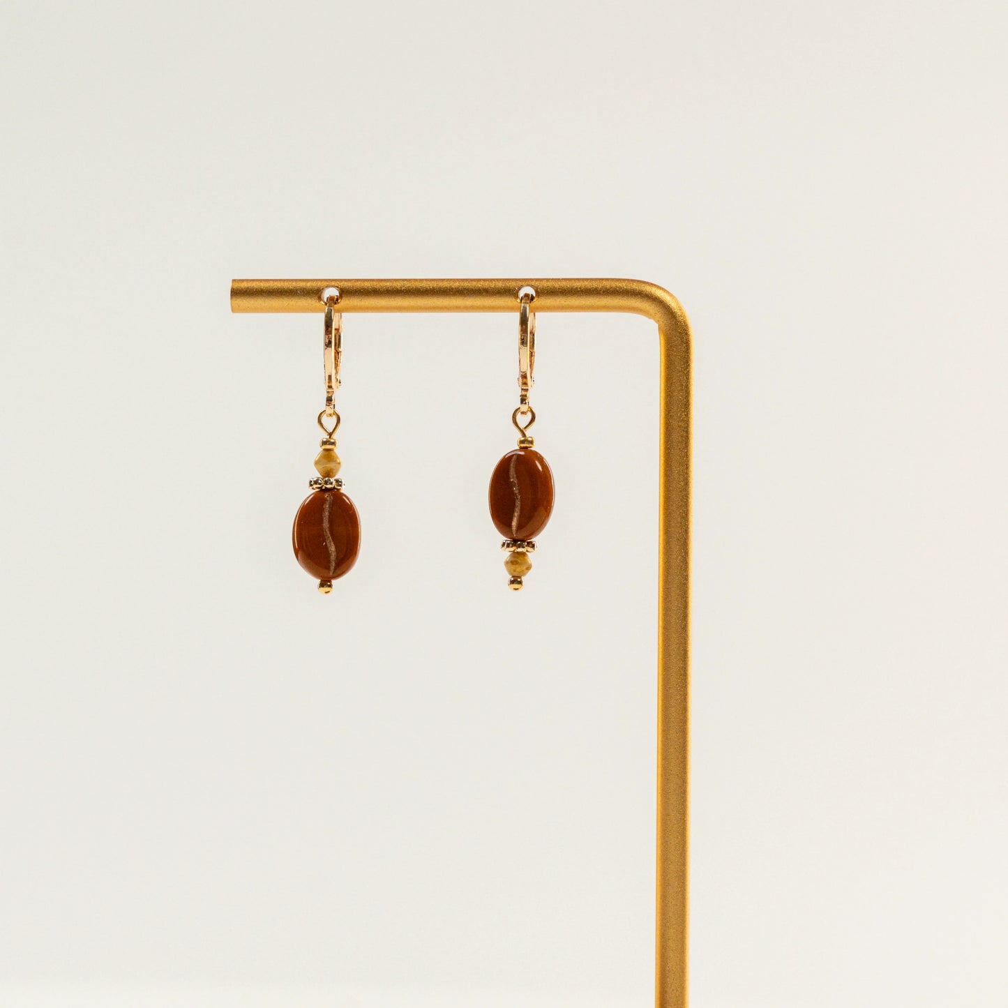 Kraaltjes oorbellen met koffieboonvormige kralen